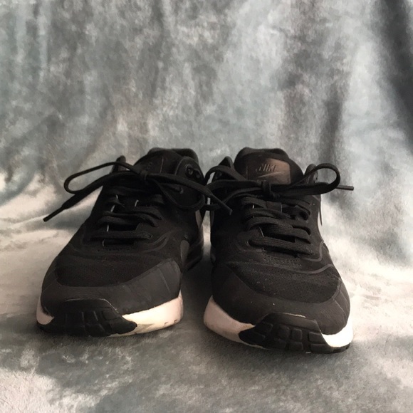 Women’s Nike Air Max - Picture 2 of 7